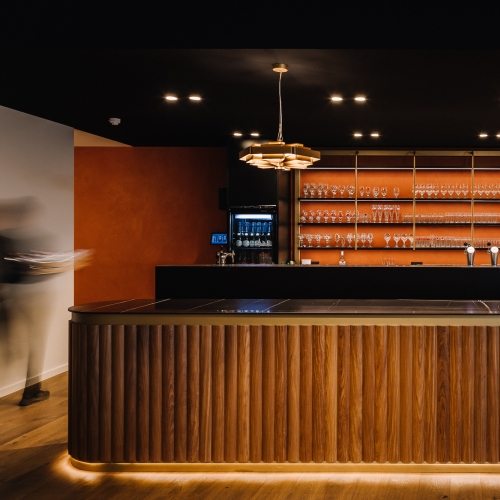Zwart akoestisch spanplafond in bar