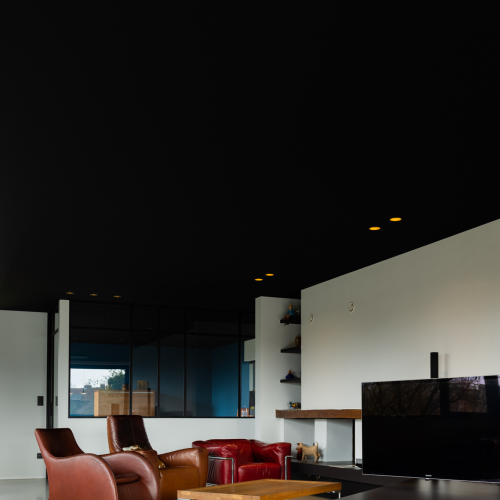 Zwart akoestisch spanplafond in modern interieur