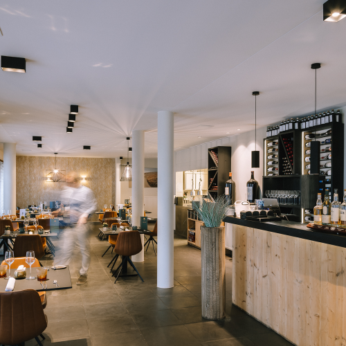 Spanplafond met geïntegreerde verlichting in restaurant