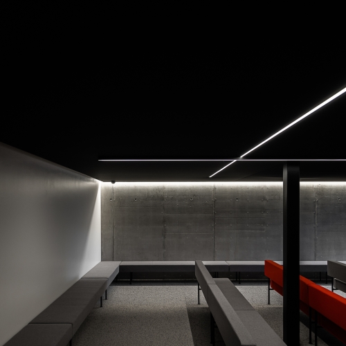 Zwart akoestisch spanplafond in uitvaartcentrum