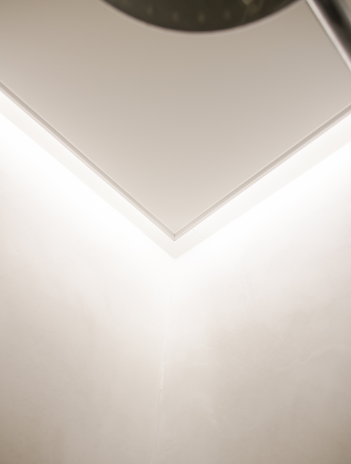 Spanplafond met verlichte nis in de douche