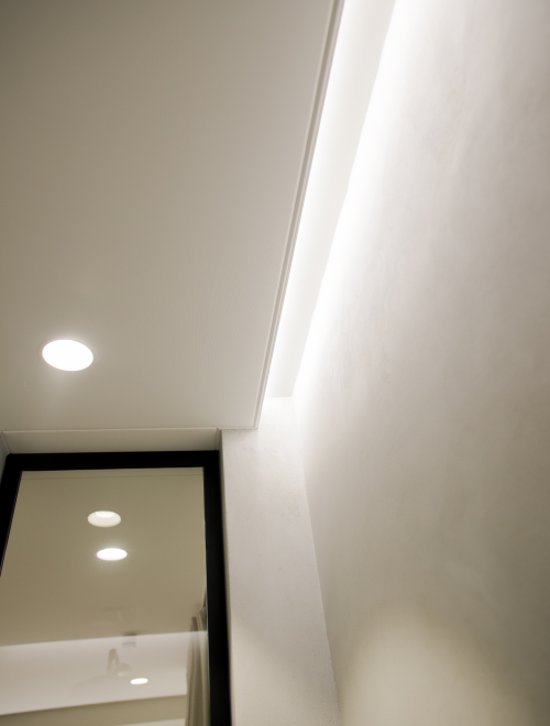 Spanplafond met geïntegreerde verlichting in de badkamer