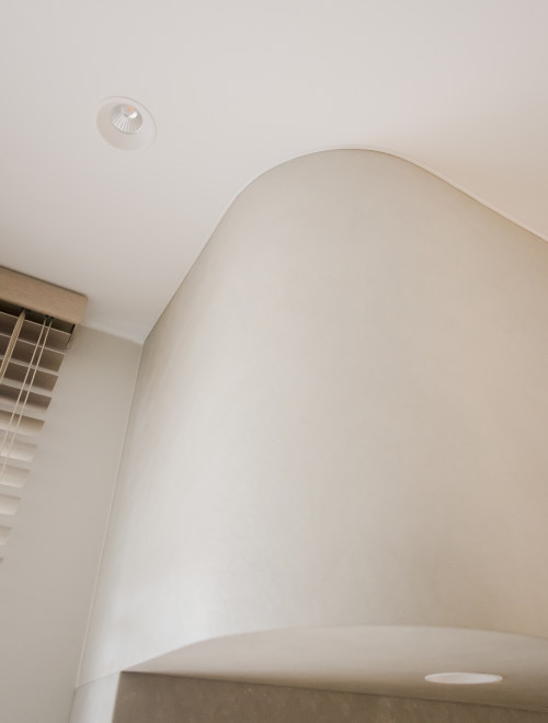 Prime spanplafond rond dampkap geïnstalleerd