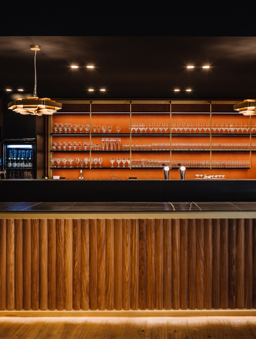 Zwart akoestisch spanplafond in bar