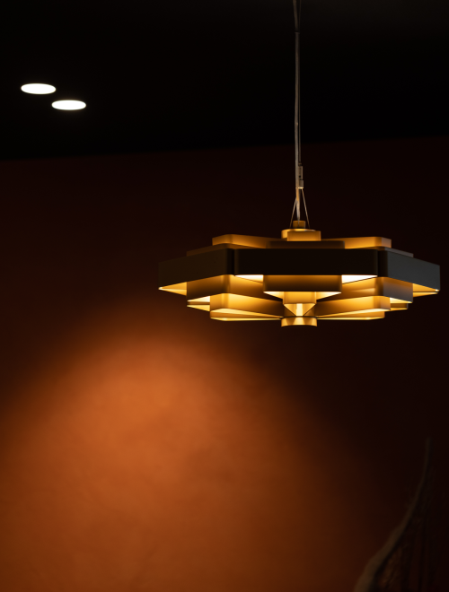 Pendelverlichting in opbouw in akoestisch spanplafond