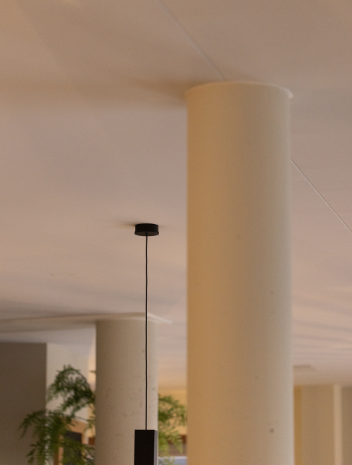 Installatie van spanplafond rond pilaren