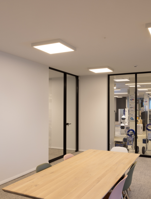Spanplafond in vergaderruimte