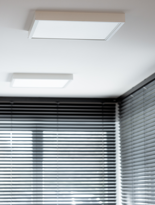 Detail van spanplafond met ingewerkte verlichting