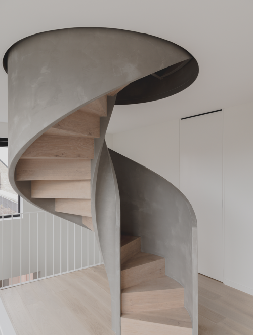 Spanplafond rond wenteltrap