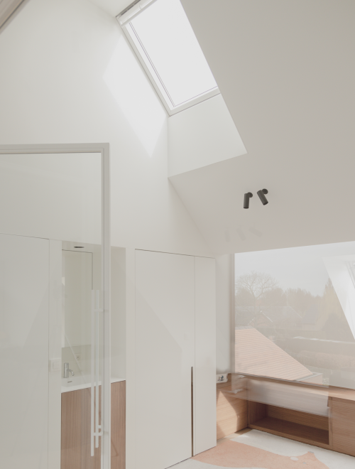 Spanplafond in hoge ruimte met schuine muur
