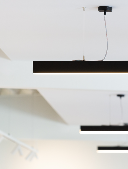 Akoestische panelen met ingewerkte technieken