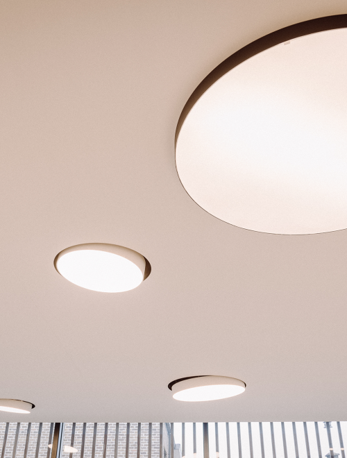 Akoestisch spanplafond met verlichting van Delta Light