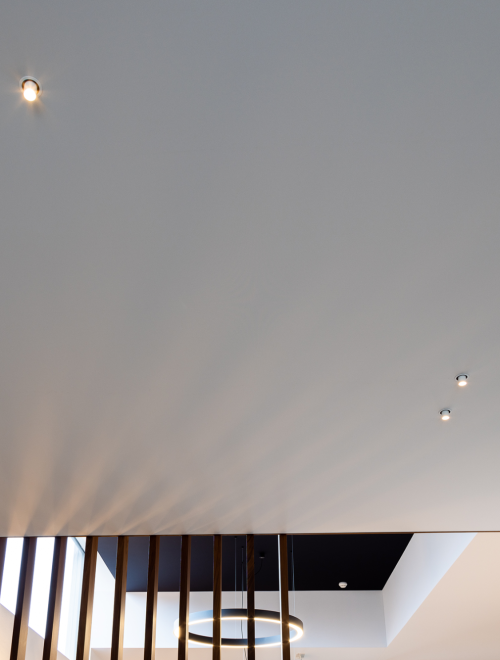 Wit akoestisch spanplafond met ingebouwde verlichting