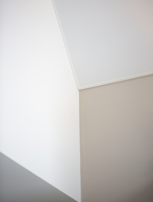 Het Kanvas spanplafond zorgt voor een perfect aansluiting van het spanplafond op de muren
