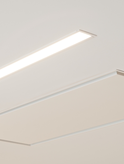 Spanplafond rond dampkap en verlichting