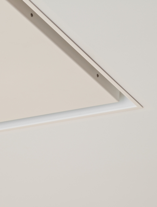 Afwerking van spanplafond rond dampkap