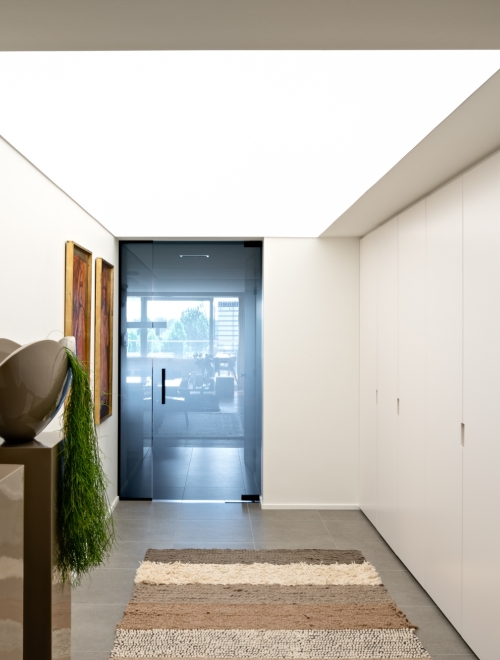 Spanplafond met verlichting in inkomhal