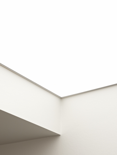 Detail van spanplafond met verlichting