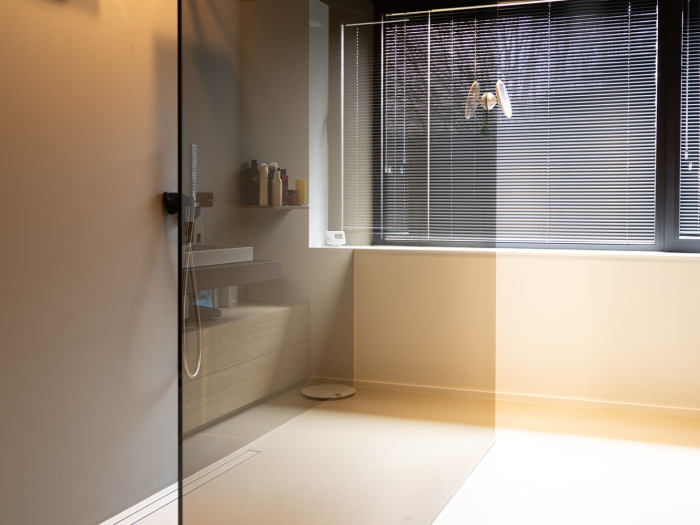 Zwart spanplafond in de badkamer