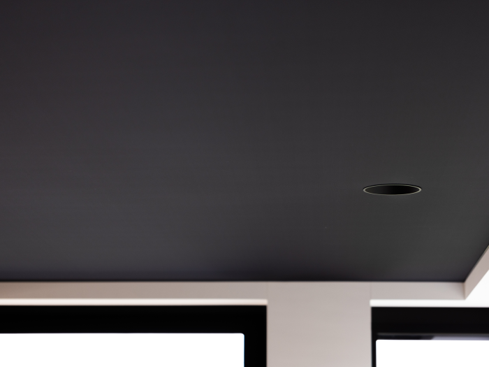 Zwart spanplafond met geïntegreerde verlichting