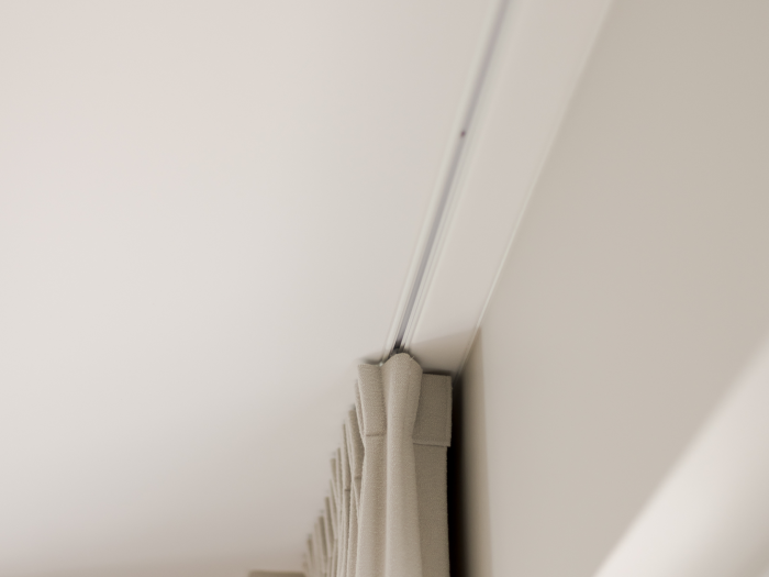 Detail van ingewerkte gordijnrails in spanplafond