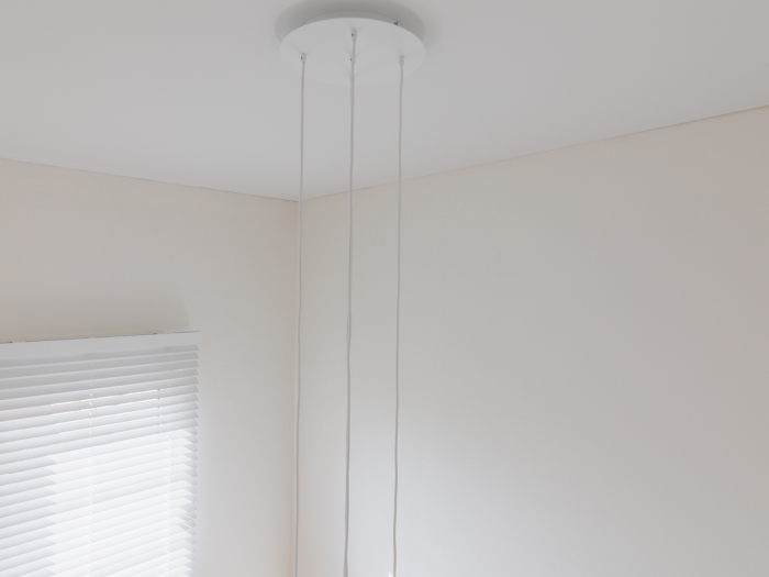 Akoestisch plafond met verlichting in hal