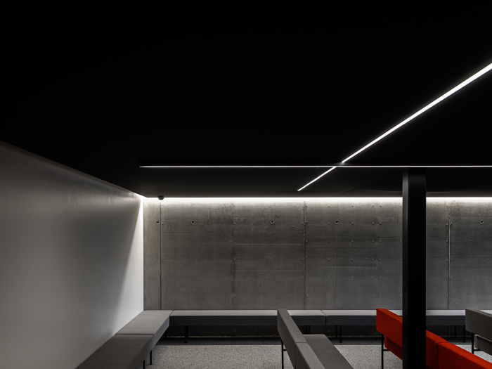 Zwart akoestisch spanplafond in uitvaartcentrum