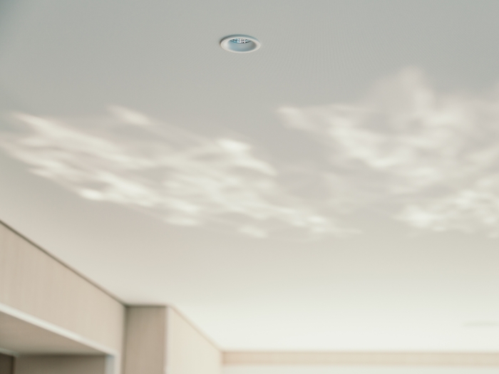 Akoestisch spanplafond met ingewerkte spots