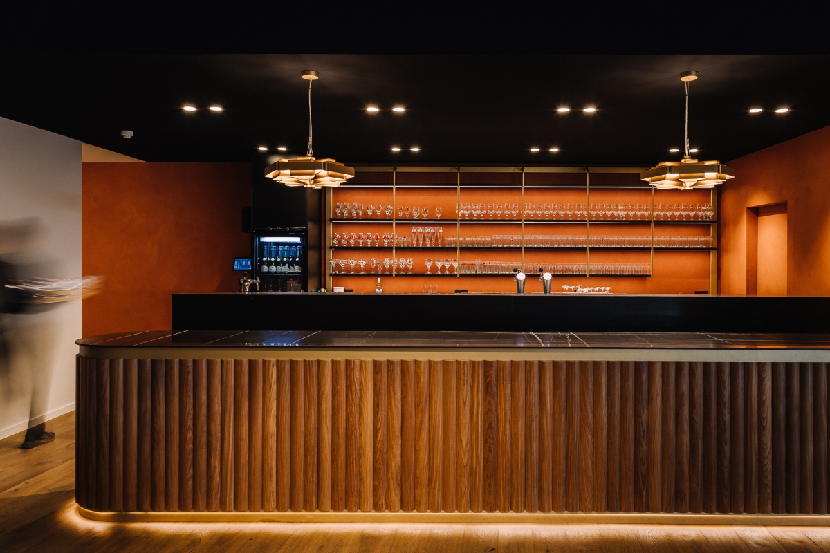 Zwart akoestisch spanplafond in bar