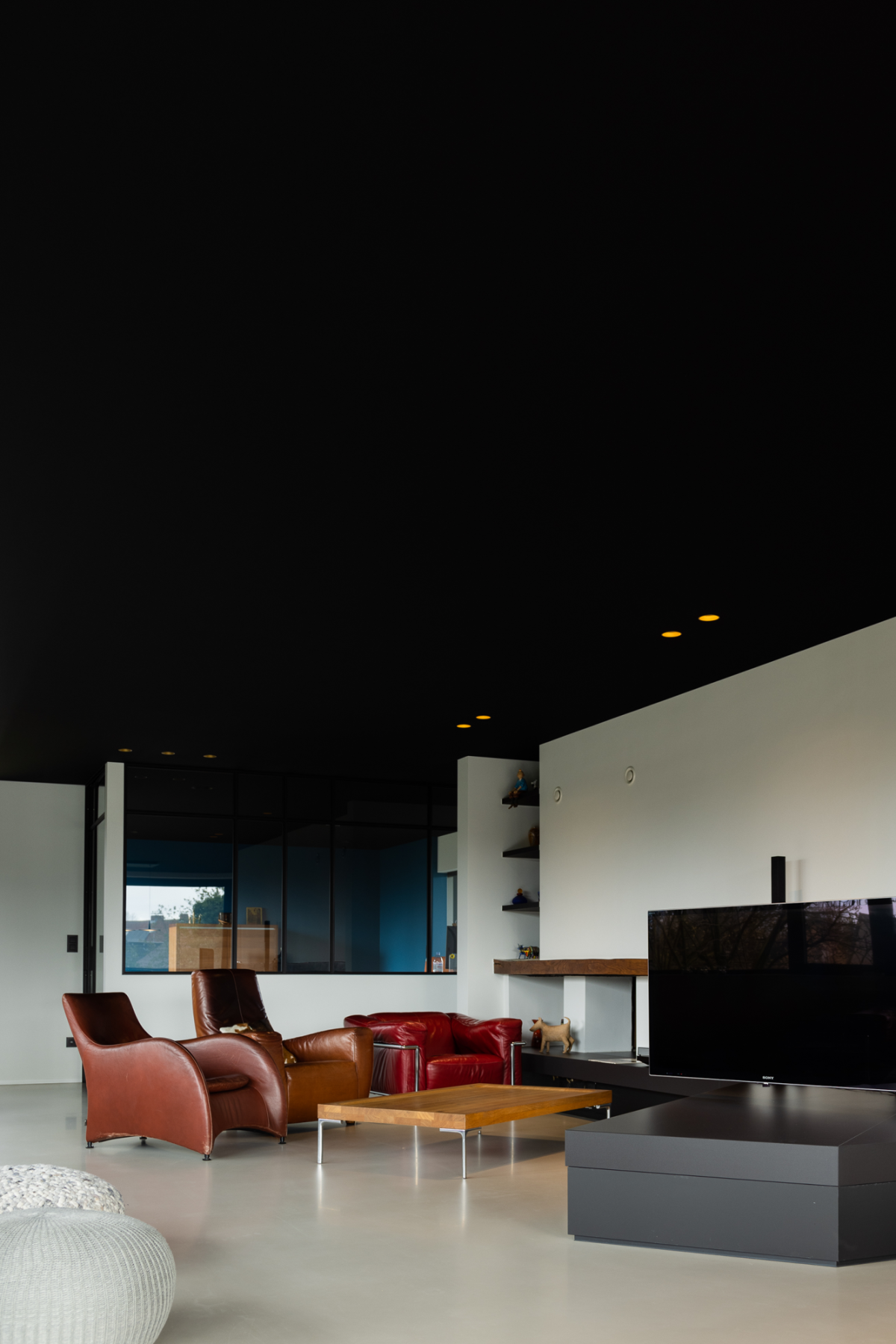 Zwart akoestisch spanplafond in modern interieur