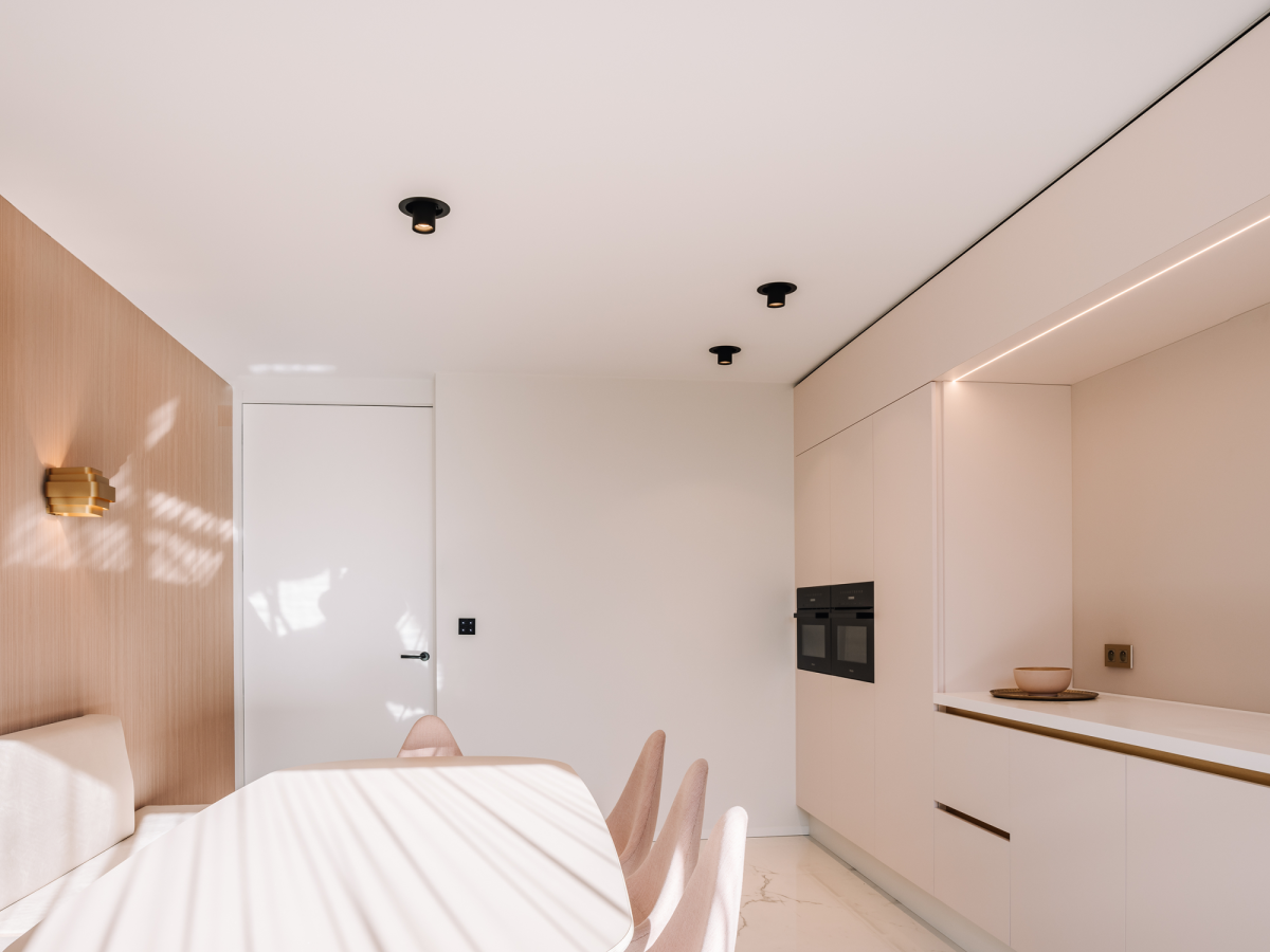 Spanplafond in keuken van kantoor