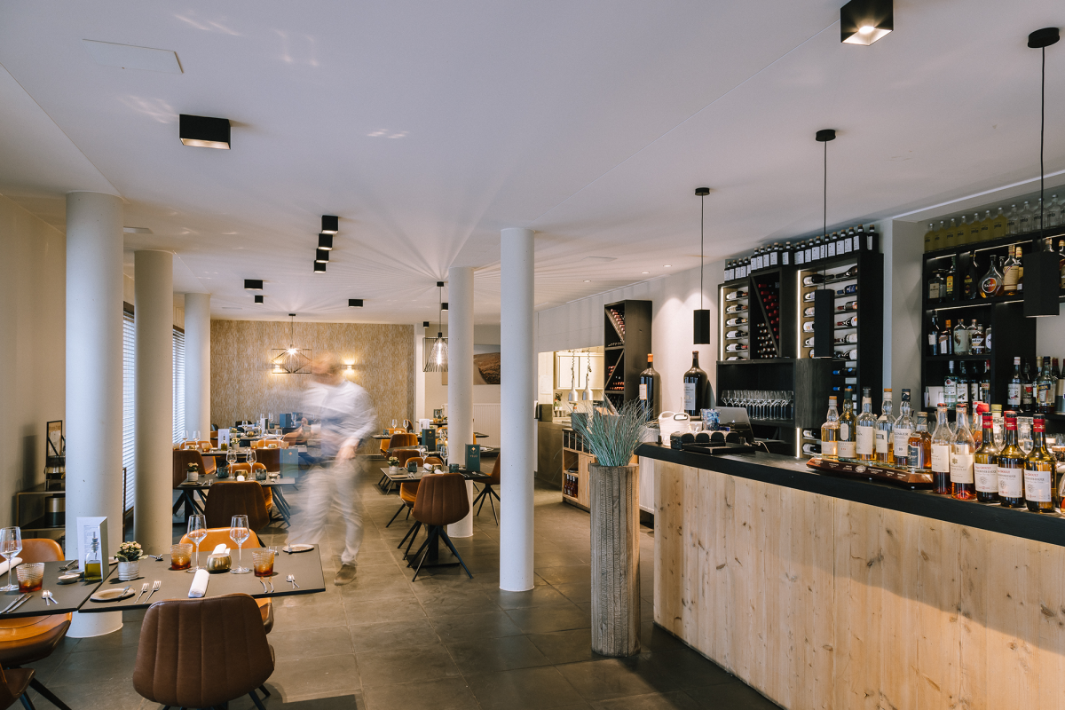 Spanplafond met geïntegreerde verlichting in restaurant